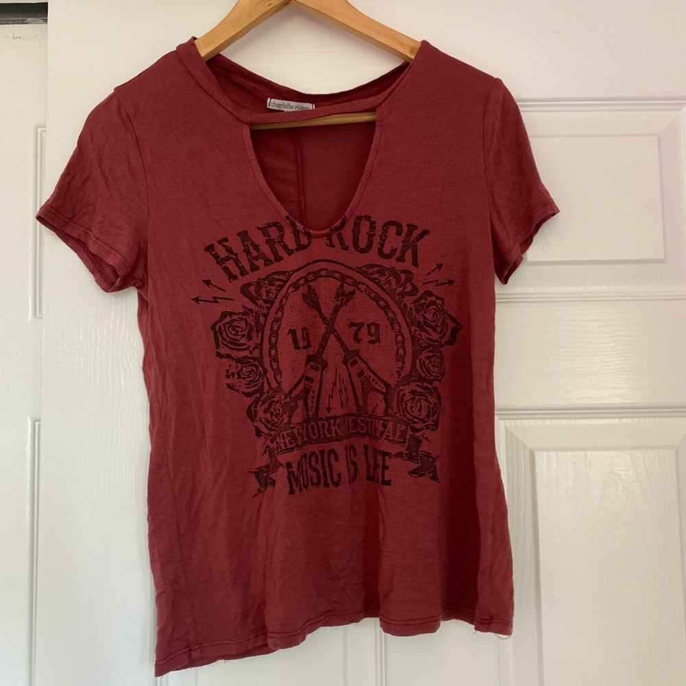 choker v-neck “hard rock” tee